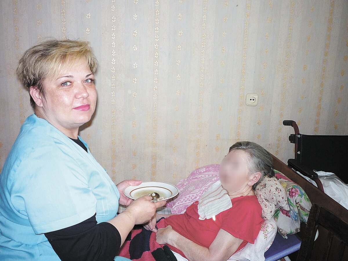 Сотрудник СПБ ГБУ СОН «КЦСОН Фрунзенского района Санкт-Петербурга» со своей подопечной