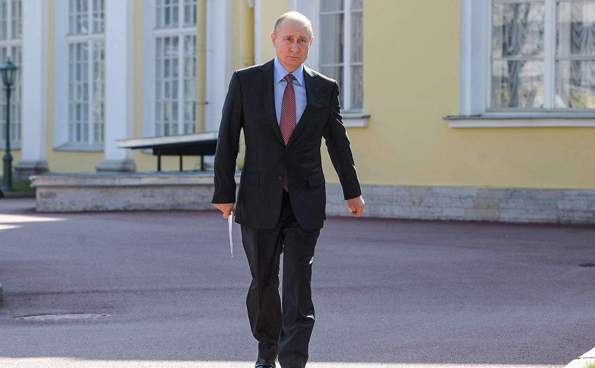 Более взрослый вариант, как и подобает старшему поколению, лёгкий бардовый галстук, хорошо смотрящийся с голубой рубашкой, отлично сидящий пиджак и уверенная походка, прекрасное сочетание!