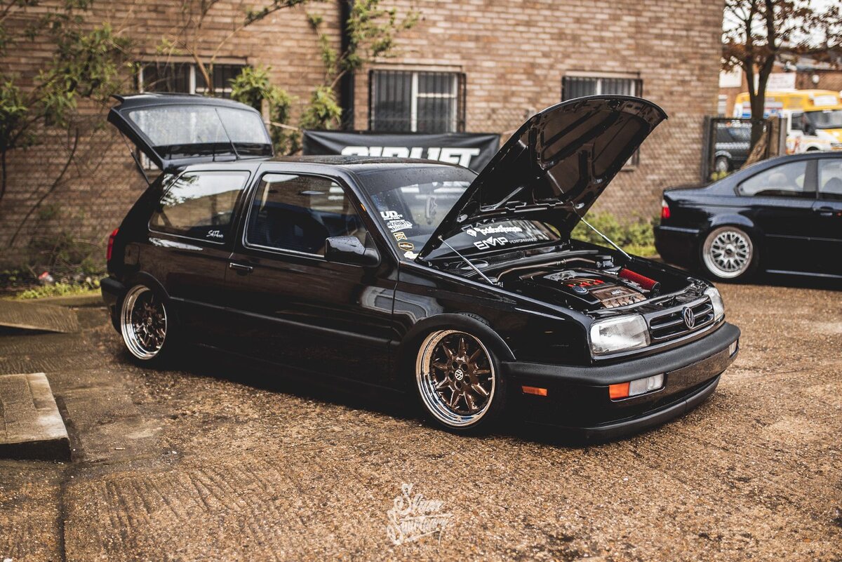 Несмотря на кризис и все растущие цены на автомобили, за 150 тыс. рублей все еще можно купить вполне годную машину на вторичном рынке. Я решил составить рейтинг ТОП-3 моделей, которые стоят в пределах указанной суммы и при этом не разорят своего нового владельца дорогостоящими ремонтами. Автомобили в рейтинге расставлены в произвольном порядке, т.к. каждый из них обладает своими преимуществами.