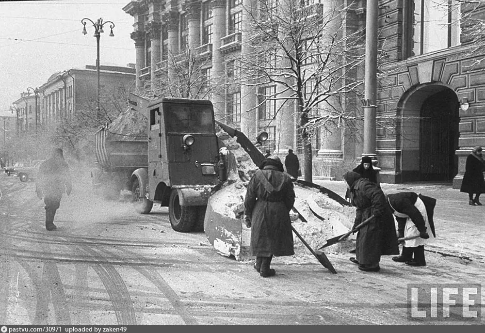 Манежная площадь, уборка снега, 1959 г. Автор: Carl Mydans. Источник: Архив журнала LIFE.