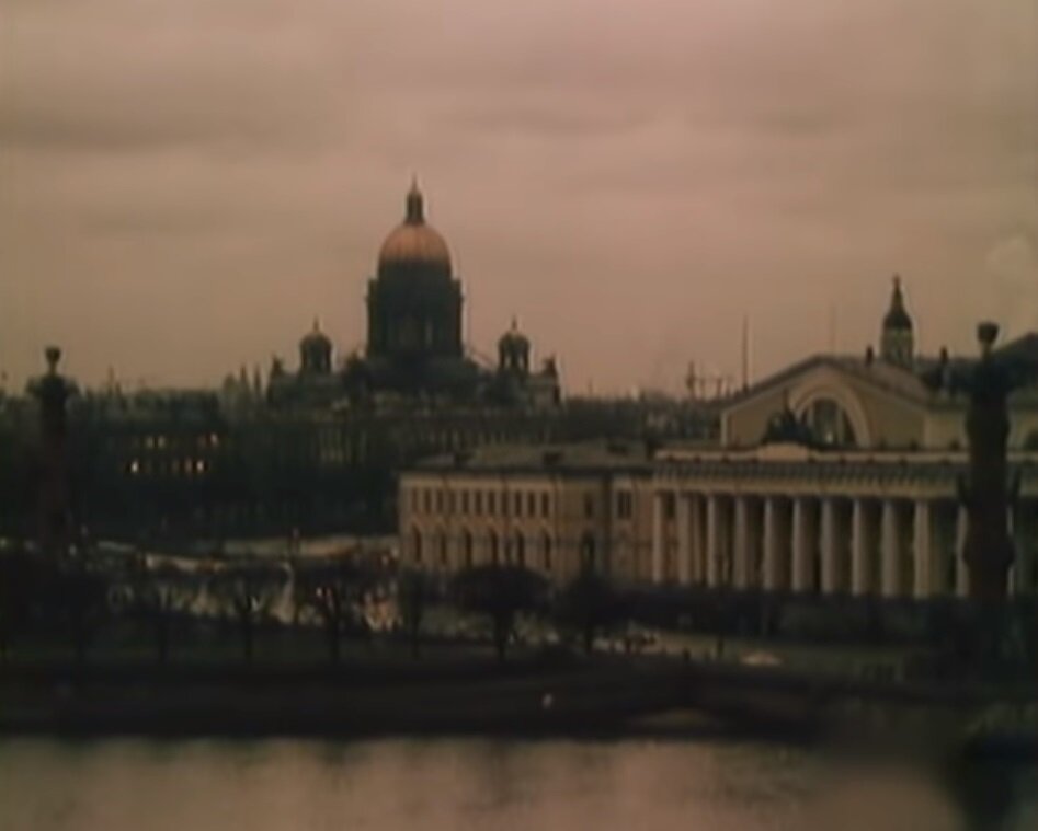 Стрелка Васильевского острова на рассвете