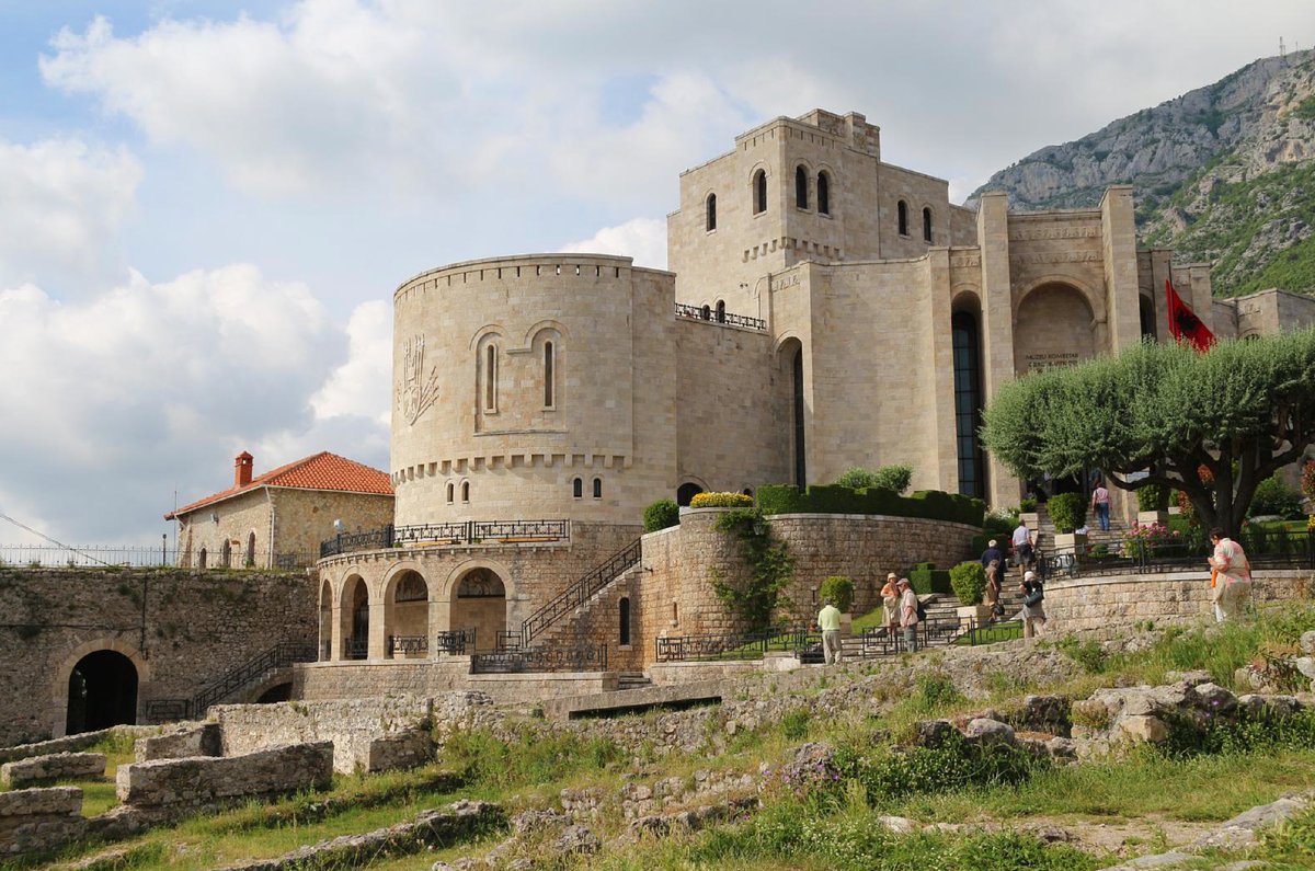 Расположенный всего в 32 км от столицы Тираны, вы можете добраться до Кружи на автобусе.