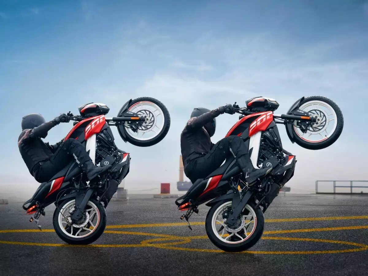 Мотоциклы Bajaj небольшие и дешевые, а производитель - самый дорогой в мире 