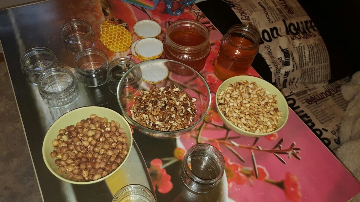 Подготавливаем орехи и мёд 