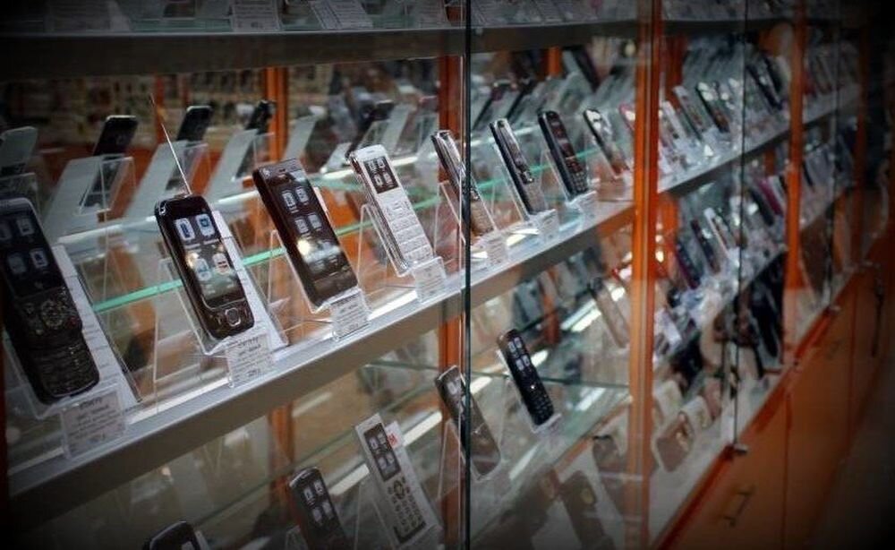 витринные смартфоны. стенд для телефонов. магазины со смартфонами. отгрузка смартфонов. много людей с айфонами.