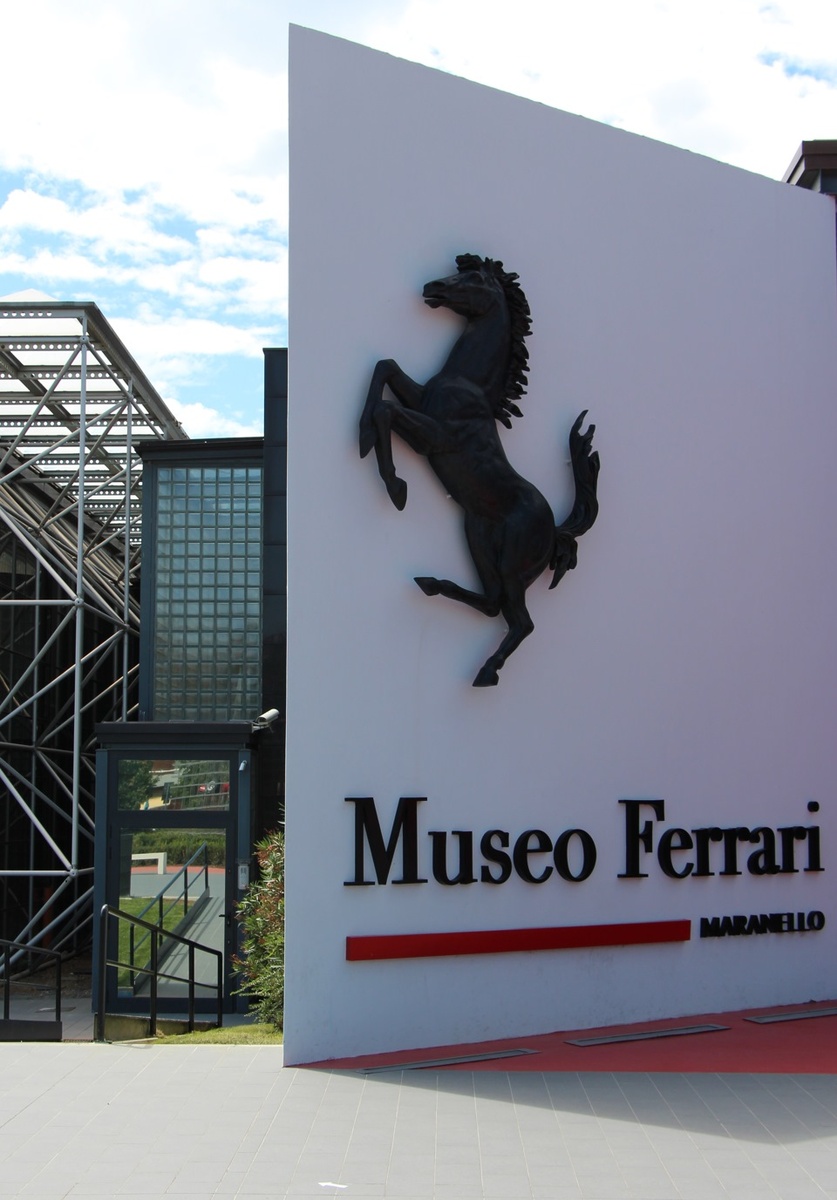 Вход в музей Феррари Маранелло 