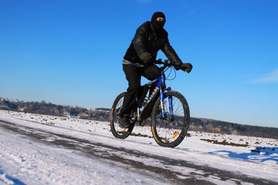 Велосипедист на зимней дороге. Кто эти отважные люди? Что движет ими, что заставляет крутить эти педали? 🤔 Фото для иллюстрации с сайта tv6kursk.ru, обработано автором