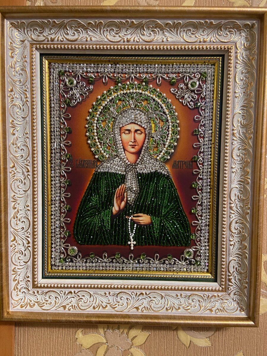 Законченная работа уже после багетной мастерской,  Матренушка Московская, набор «Образа в каменьях». Вышивала свекрови в подарок.