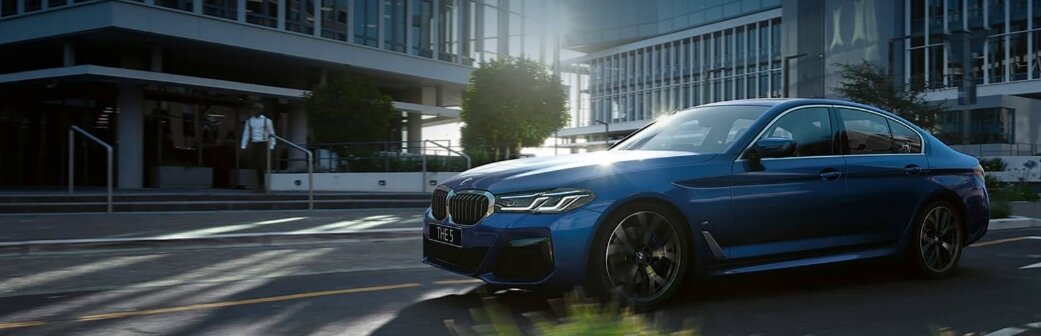 ТОП-15 ФАКТОВ О BMW, КОТОРЫЕ ВЫ НЕ ЗНАЛИ
Автомобили BMW надежны, престижны и пользуются популярностью во всем мире. С легендарным баварским брендом связано множество интересных фактов.

№ 1. Название
Фирма Bayerische Motoren Werke, сокращенно BMW, была образована в 1916 году в столице Баварии — городе Мюнхене. На русский язык это наименование переводится как «Баварские моторные заводы». Несмотря на то что компания уже давно занимается автомобилестроением, ее название сохранилось неизменным до настоящего времени.

№ 2. Фирменный знак
Эмблема БМВ представляет собой круг, поделенный на 4 равные части: 2 белые и 2 голубые. Поскольку на заре своей деятельности компания занималась производством авиационных моторов, существует версия, что на знаке изображен белый пропеллер самолета, а голубой цвет символизирует небо. Но на самом деле, создавая эмблему, разработчики объединили логотип фирмы Rapp Motorenwerke с цветами флага Баварии.

№ 3. Первый автомобиль
Самой первой моделью, сошедшей с конвейера компании, стал BMW 3/15 PS. Базой для него послужила популярная в то время немецкая машина Dixi (Austin 7). Мощность мотора новинки достигала 20 л. с., в комплекте с ДВС шла 4-ступенчатая коробка передач. Максимальная скорость BMW 3/15 PS составляла 80 км/ч.

№ 4. Первый электромобиль
BMW 1602, оснащенный электромотором на 12 кВт, появился в 1972 г. Несмотря на хорошие ходовые качества, модель так и не стала популярной. Проблема была в слабом аккумуляторе, который разряжался через 20 минут работы силового агрегата.

№ 5. Штаб-квартира в форме двигателя
Головное здание BMW-Vierzylinder, где располагается руководство корпорации, имеет интересную архитектуру: четыре башни, если смотреть сверху, придают объекту схожесть с четырехцилиндровым мотором.

№ 6. Взлеты и падения
В самой истории компании БМВ тоже немало интересных фактов. Прекращение выпуска авиамоторов было связано с запретом на их производство в Германии, проигравшей Первую мировую войну. Тогда руководство перенаправило производственные мощности на изготовление мотоциклов и двигателей для них. Первой моделью, выпущенной концерном, стал BMW R32, неоднократно становившийся победителем международных соревнований.

Постепенно фирма перешла на производство легковых автомобилей. В 1936 году состоялся выпуск BMW 328, ознаменовавший первый крупный успех. Эта модель стала легендой среди спорткаров.

Серьезный кризис, связанный с разрушением заводов БМВ, наступил, когда завершилась Вторая мировая война. Спаслась компания, запустив в производство BMW 1500. Уже в начале продаж на эту модель поступило свыше 20 тыс. заказов.

№ 7. Маленький спаситель
Второй послевоенный кризис настиг компанию в 1952 году. Чтобы поправить финансовые дела, BMW начал производство малолитражных авто Isetta, расходовавшим на 100 км пути менее 5 л бензина. Благодаря такой экономичности и доступной цене модель пользовалась высоким спросом. Это позволило компании получить средства, необходимые для разработки и выпуска новых автомобилей.

№ 8. Поворотный момент
Еще один факт: сдвоенная радиаторная решетка, которой оснащен любой современный «баварец», впервые появилась на БМВ 303. Это произошло в 1933 году.

№ 9. Секреты мотоциклов
Движки мотоциклов BMW состояли из 2 цилиндров, которые были установлены не продольно направлению движения, как на моделях других марок, а поперек. Это обеспечивало лучшее охлаждение встречным потоком воздуха.

№ 10. Гоночные автомобили
Выпуск моделей для участия в автогонках начался в 1936 году, когда с конвейера сошли родстеры BMW 328. В 1940 году один из таких спорткаров на состязаниях Mille Miglia обогнал всех конкурентов, даже тех, что были оснащены турбодвигателями.

Современные спортивные модели BMW можно посмотреть на этой странице.

№ 11. Любимцы Джеймса Бонда
В фильмах про агента 007 главный герой управляет тремя моделями БМВ: Z3, Z8, V12.

№ 12. Скрытые двери
Модель BMW Z1, выпущенная в количестве 8 тыс. экземпляров, имела полностью складывающиеся двери, которые не выходили за пределы кузова.

№ 13. BMW и LEGO
Детали многих автомобилей баварского концерна, как и в конструкторах LEGO, взаимозаменяемы. Так, вместо ряда элементов БМВ Е30 можно установить запчасти более поздних выпусков.

№ 14. Авиадизайн
В порядке сотрудничества с авиакомпанией Singapore Airlines специалисты BMW занимаются разработкой интерьеров самолетов 1 класса.

№ 15. Рекорды
Несколько интересных фактов-рекордов, связанных с BMW:

1919: самолет с двигателем баварского производства (Motor-4), управляемый пилотом Францем Димером, установил рекорд высоты — 9760 м.

1937: на мотоциклетных гонках Эрнст Якоб Хенне разогнал мотоцикл БМВ до 279,54 км/ч, что стало мировым рекордом скорости.

2017: BMW M5 в непрерывном дрифте проехал 374,2 км. Это достижение заняло свое место в Книге рекордов Гиннесса.

В качестве бонуса приведем факт, касающийся BMW 3 Series. Эта серия является рекордсменом по продажам: с 1975 года по настоящее время было продано более 15 млн моделей разных поколений.