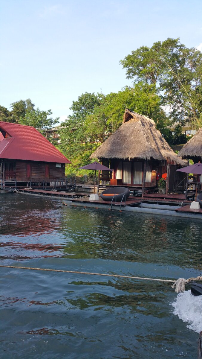 Домики на реке