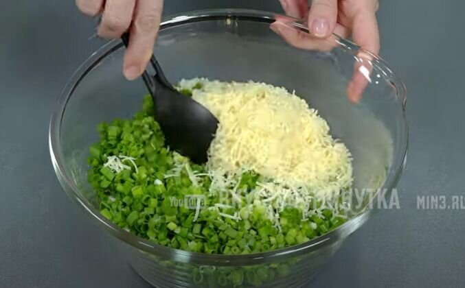 1. Лук нарезаю мелко - и в миску. Соль, яйца. Натертый сыр (любой). Перемешиваю. Слоеное тесто раскатываю толщиной 3-5 мм На дно формы. Теперь начинка.