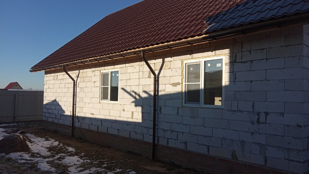 Крыша дома сзади, без снегозащиты, месяц назад.