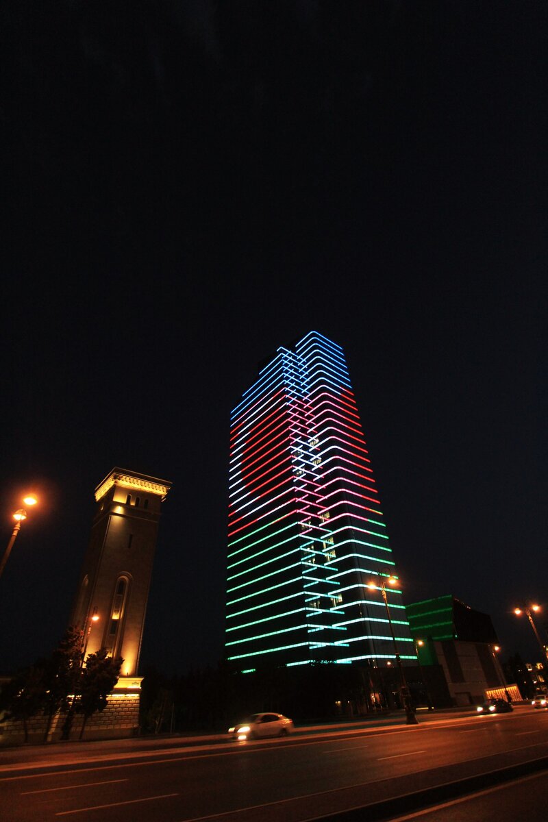 Вот так красиво в Баку подсвечивают каждый небоскреб