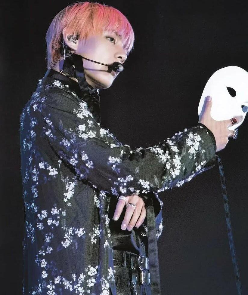 V (BTS). 'Singularity".