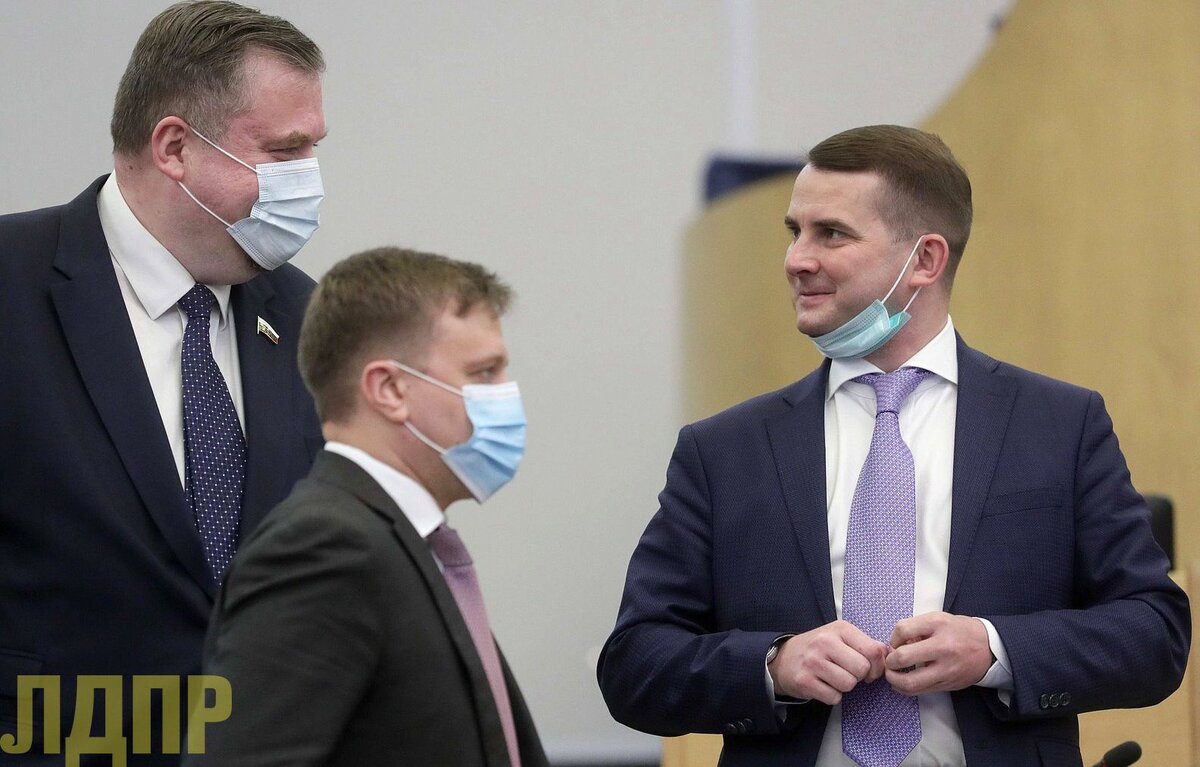 Нилов Ярослав Евгеньевич (справа)