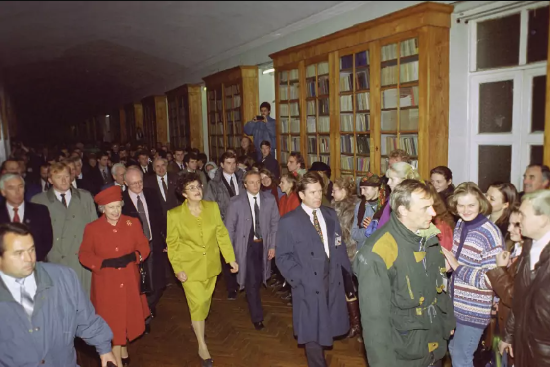 королева елизавета в россии 1994. юная ксения собчак со звездами 90 х. ельцин и елизавета 2. визит королевы елизаветы в санкт-петербург в 1994 году. елизавета 2 в россии ельцин и наина.