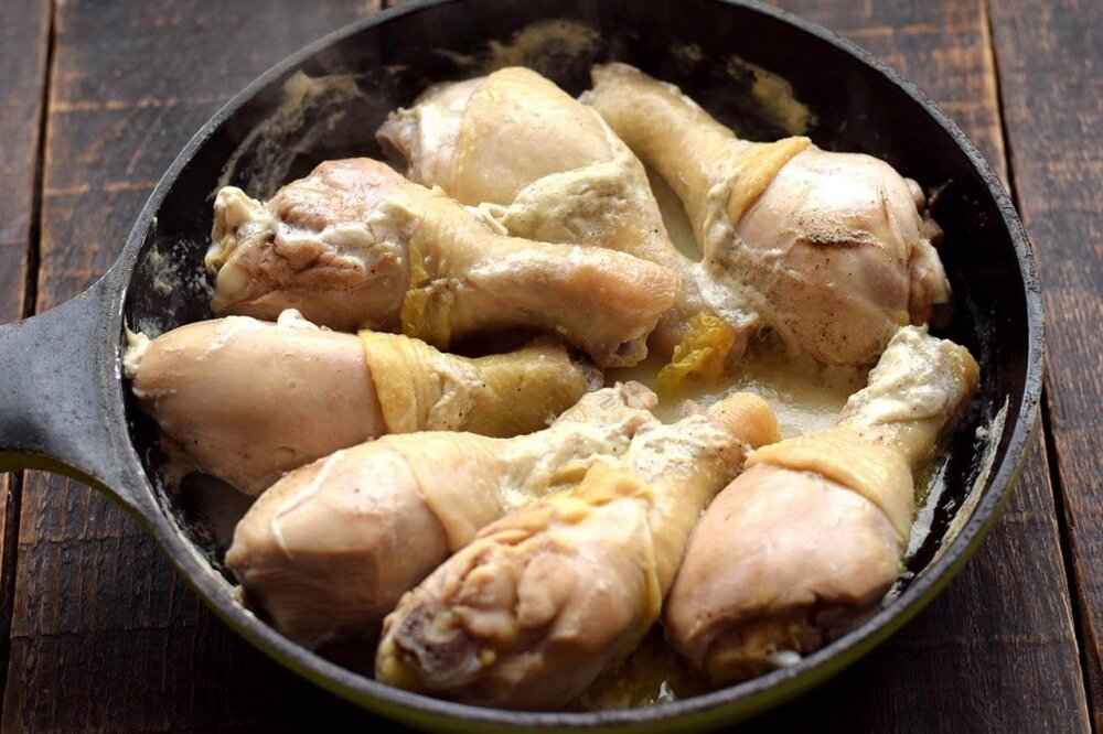 Куриные голени на сковороде рецепт. Куриные ножки на сковороде. Куриные голени на сковороде. Хрустящая куриная ножка. Куриные голени в муке на сковороде