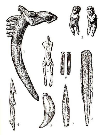 Вещи из Оленеостровского могильника: 
1 — голова лося из рога; 2 — фигурка человека, сделанная из рога; 3 — фигурка человека с двумя лицами, сделанная из рога; 4 — наконечник гарпуна из кости; 5 — клык медведя, привеска; 6 — привеска из кости бобра; 7 — кремниевый наконечник стрелы; 8 — кинжал костяной с кремниевыми вкладышами.