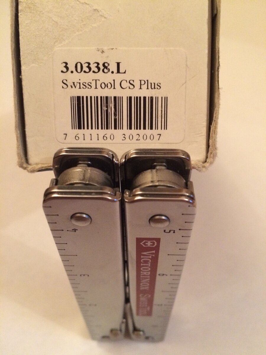 Нож Victorinox SwissTool CS Plus. Общий вид с коробкой. Авторская фотография.