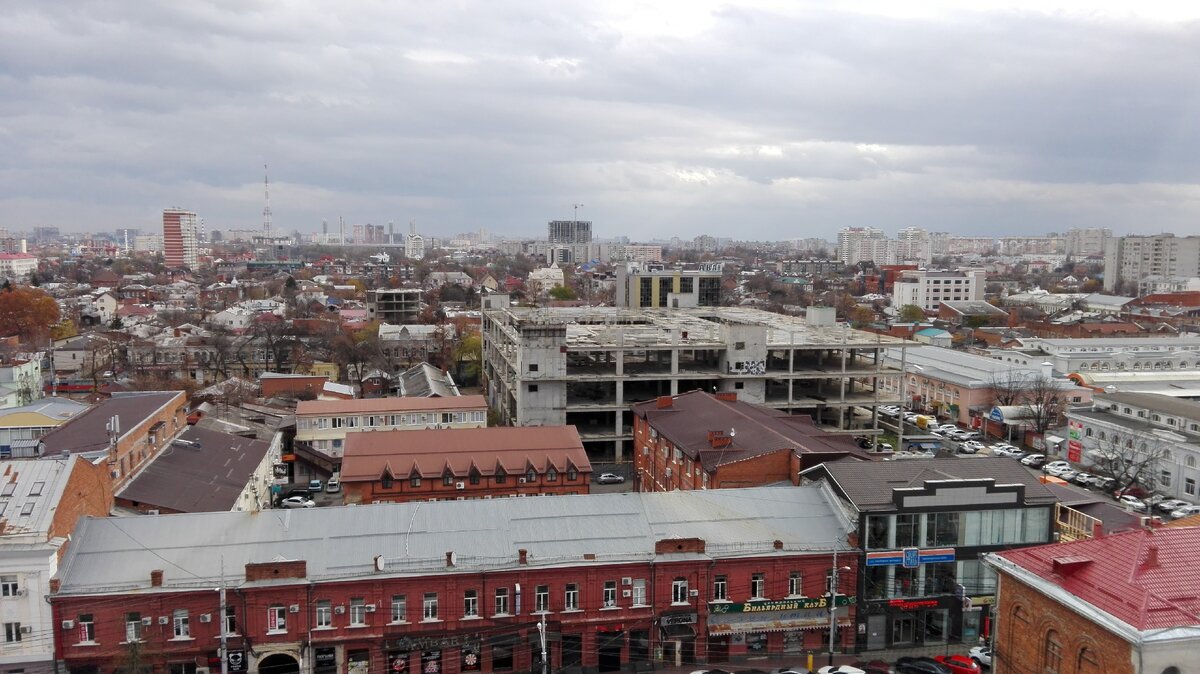 Центр Краснодара малоэтажный. А вот новые дома все высотки (справа и вдали). фото канала  