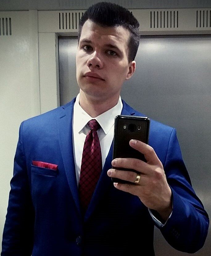На работу всегда старался носить пиджак и галстук.