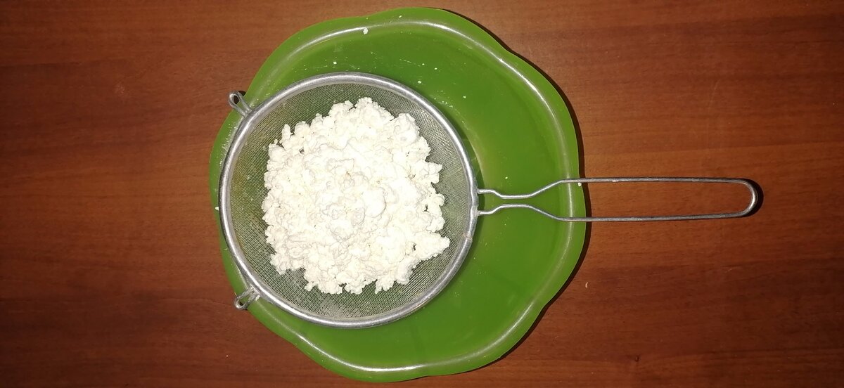 Творог перетирают в блендере, в мясорубке или через сито.