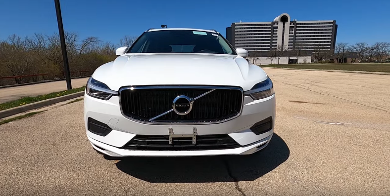 Дизайн передней части кузова Volvo XC60 2020 года в оснащении Luxury Perfection.