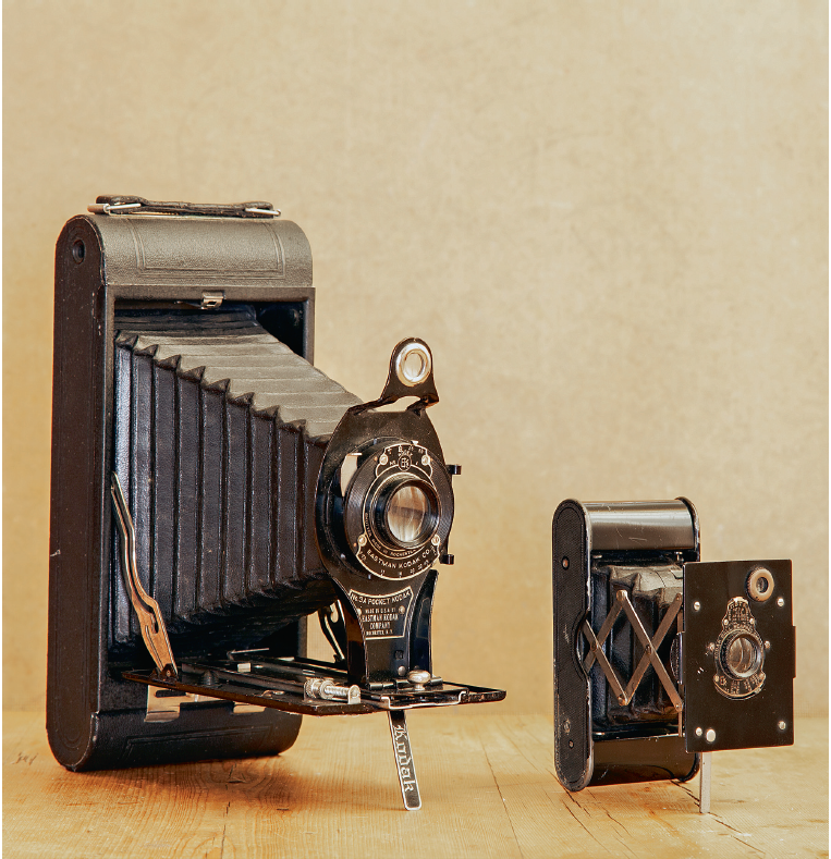 Kodak — не просто символ всей фотоиндустрии XX века. Это слово первоначально и означало сам процесс съемки, еще до того, как глагол «фотографировать» вошел в наш повседневный словарь. Посмотрите на дореволюционные портреты людей в нарядных одеждах, которые пришли в ателье, чтобы сделать «карточку». Перед тем как увидеть вспышку, все они слышали: «Внимание! Кодакирую!»