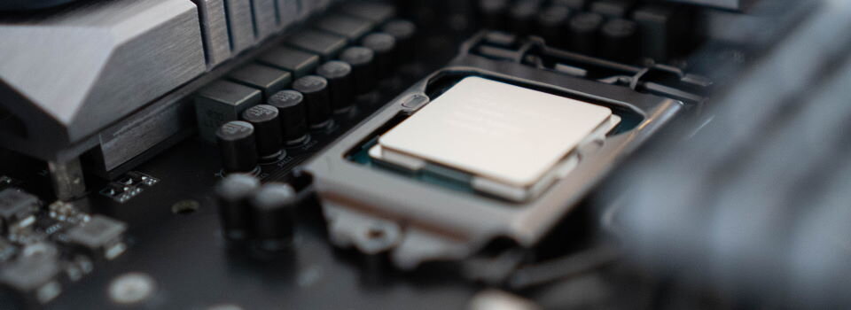  
Процессор Intel семейства Alder Lake-P с конфигурацией 14 ядер и 20 потоков впервые был замечен в базе данных Geekbench. Эта необычная конфигурация относится к гибридной технологии Intel big.LITTLE, сочетающей большие и маленькие ядра. Ожидается, что модели серии P первыми выйдут на рынок в составе высокопроизводительных мобильных устройств.