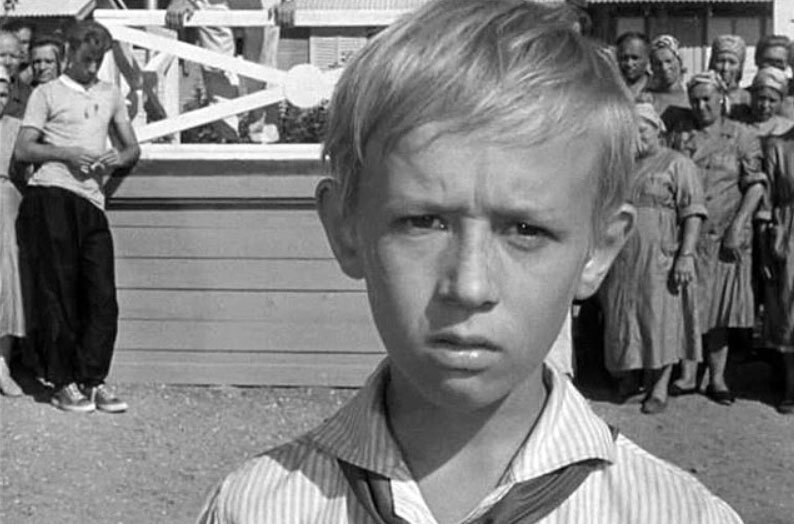 Сегодня многие дети едут на каникулах в летние лагеря. После чего пишут в мессенджерах своим родителям, что там плохие условия и требуют забрать их обратно в город. И в этом они далеко не оригинальны.-13