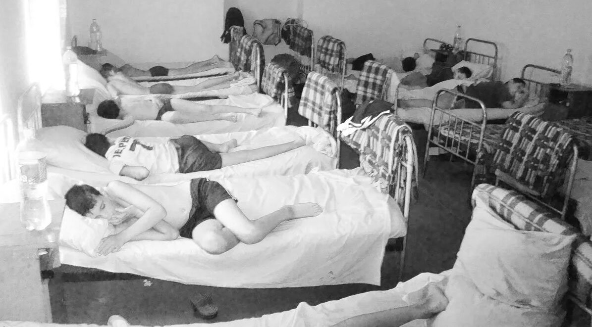 Сегодня многие дети едут на каникулах в летние лагеря. После чего пишут в мессенджерах своим родителям, что там плохие условия и требуют забрать их обратно в город. И в этом они далеко не оригинальны.-19