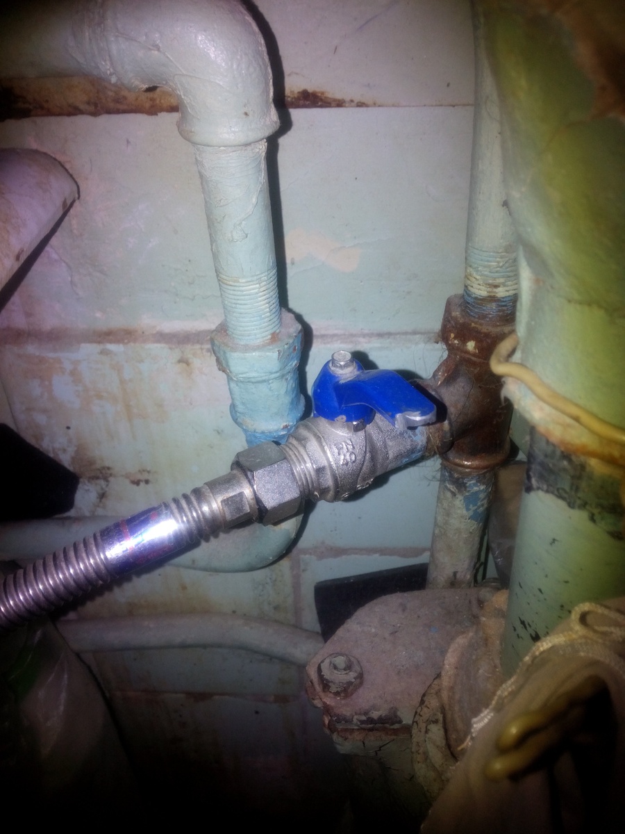 Кран подачи воды на стиральную машину.