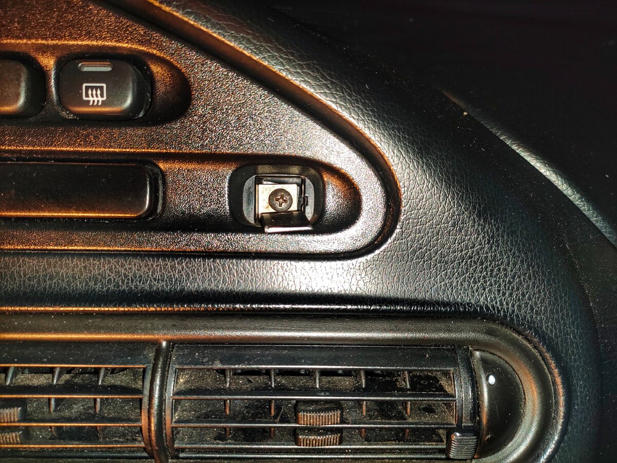 Вторая заглушка находится в правой части наклдки. 