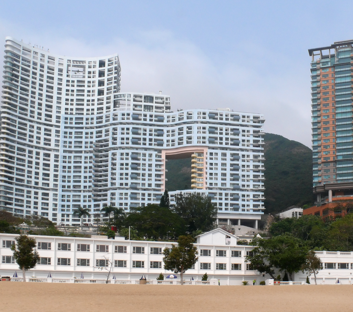 Гонконг. Отверстия в домах