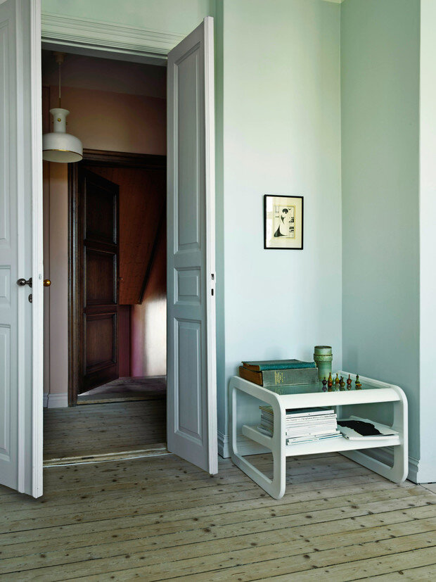 На стене краска Pink Moon, в гостиной Maxwell Silver Hammer, обе — File Under Pop. Стол со стеклянной столешницей куплен в Лондоне. Коллекция маленьких ваз, Höganä. На стене графика Обри Бердслея. ФОТО: ИДА МАГНТОРН