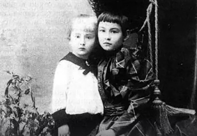 Фото: foto-history.livejournal.com будущий актер Александр Вертинский в детстве с сестрой Надеждой