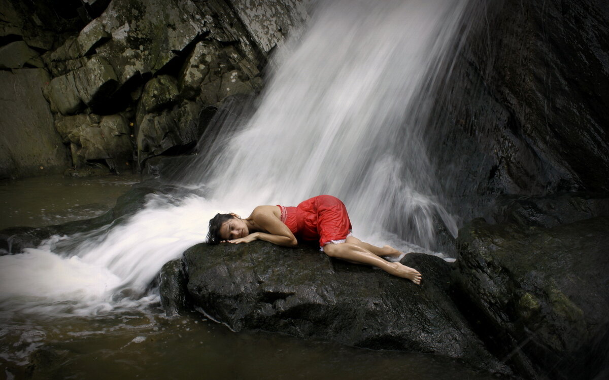 "Под лежачий камень вода не течет".  "Жизнь не спросит - где ты был, а жизнь спросит, что ты знаешь".