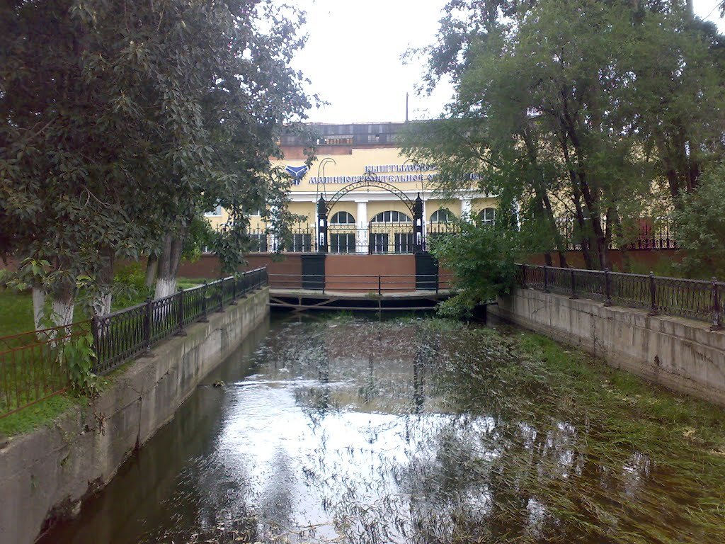 Берега канала укреплены гранитом