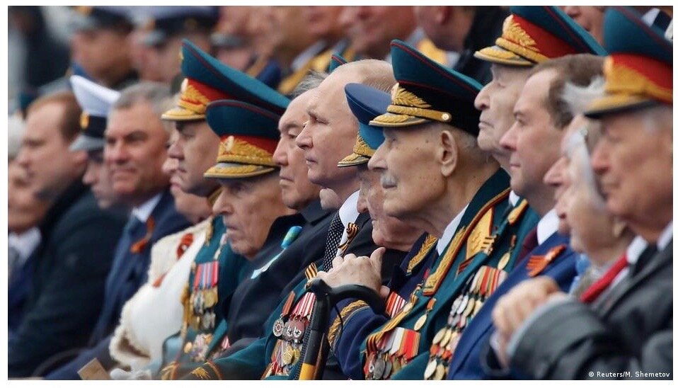 Reuters/M. Shemetov
Владимир Путин и ветераны на параде Победы в Москве (2019 год)