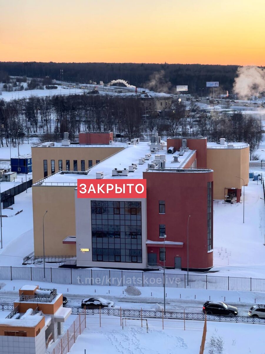 Здание давно построенной школы №1371, которую никто не спешит открывать 