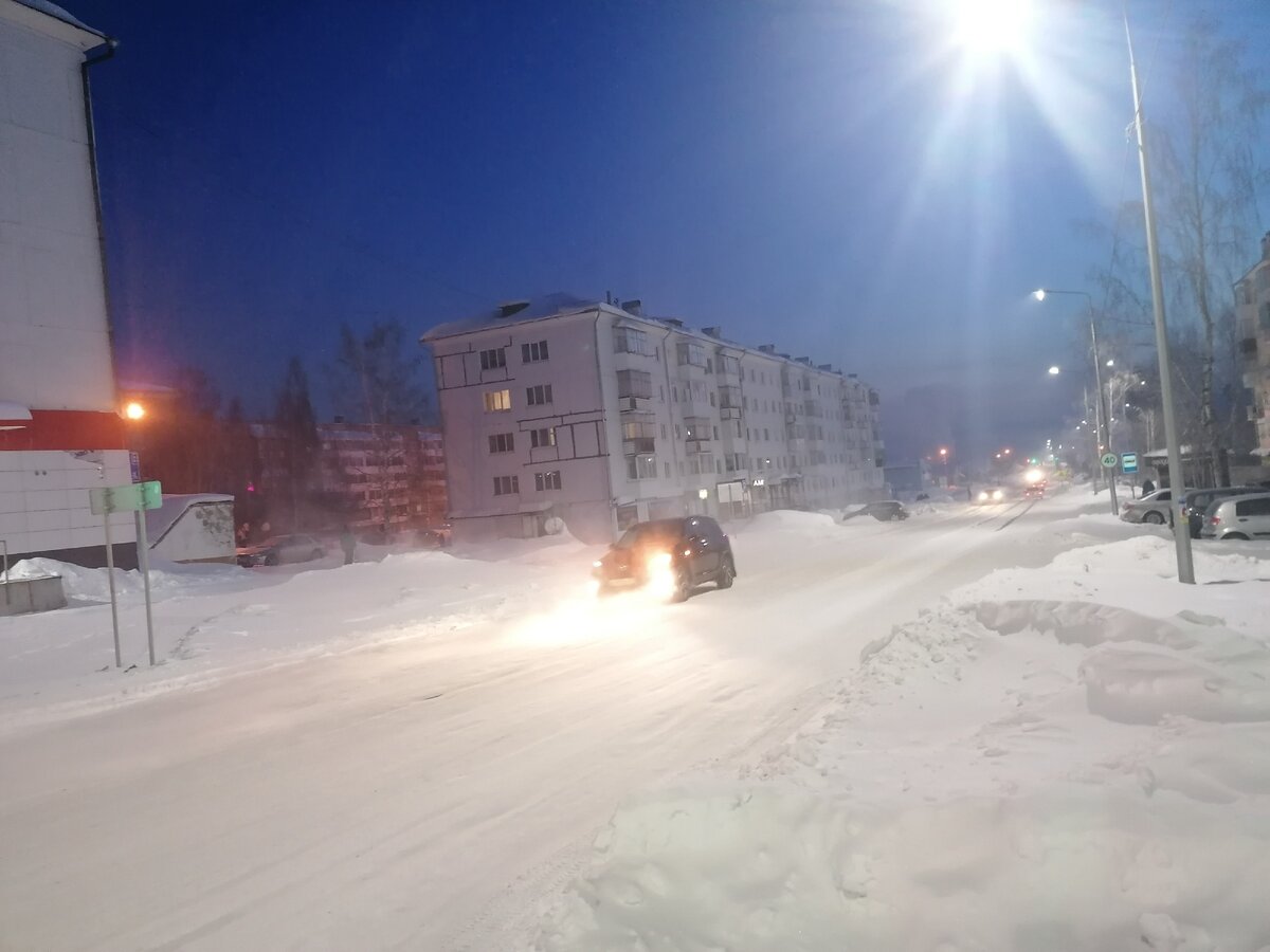 Чтобы уехать на работу на машине в такую погоду, нужно либо заносить аккумулятор на ночь в дом, либо прогревать автомобиль всю ночь.