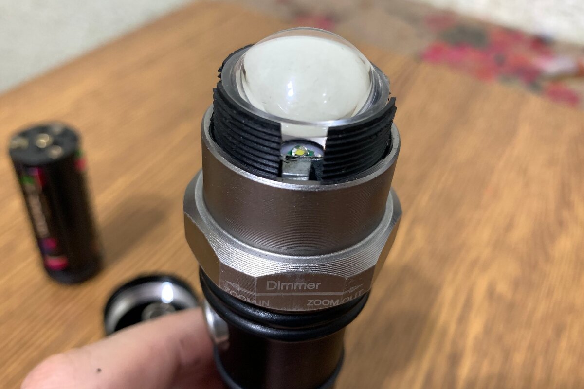 Имеется линза и кольцо для изменения размера светового пучка.