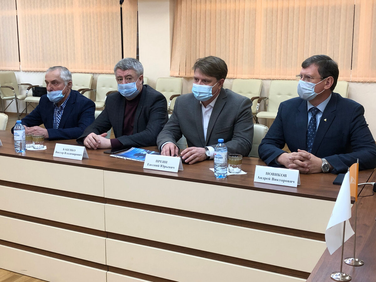 Слева направо: Заслуженный тренер России по хоккею с мячом Олег Свешников, депутат ЗакСО Свердловской области Виктор Бабенко, управляющий Северным округом Свердловской области Евгений Преин, директор Уральского филиала АО "Полиметалл УК" Андрей Новиков.