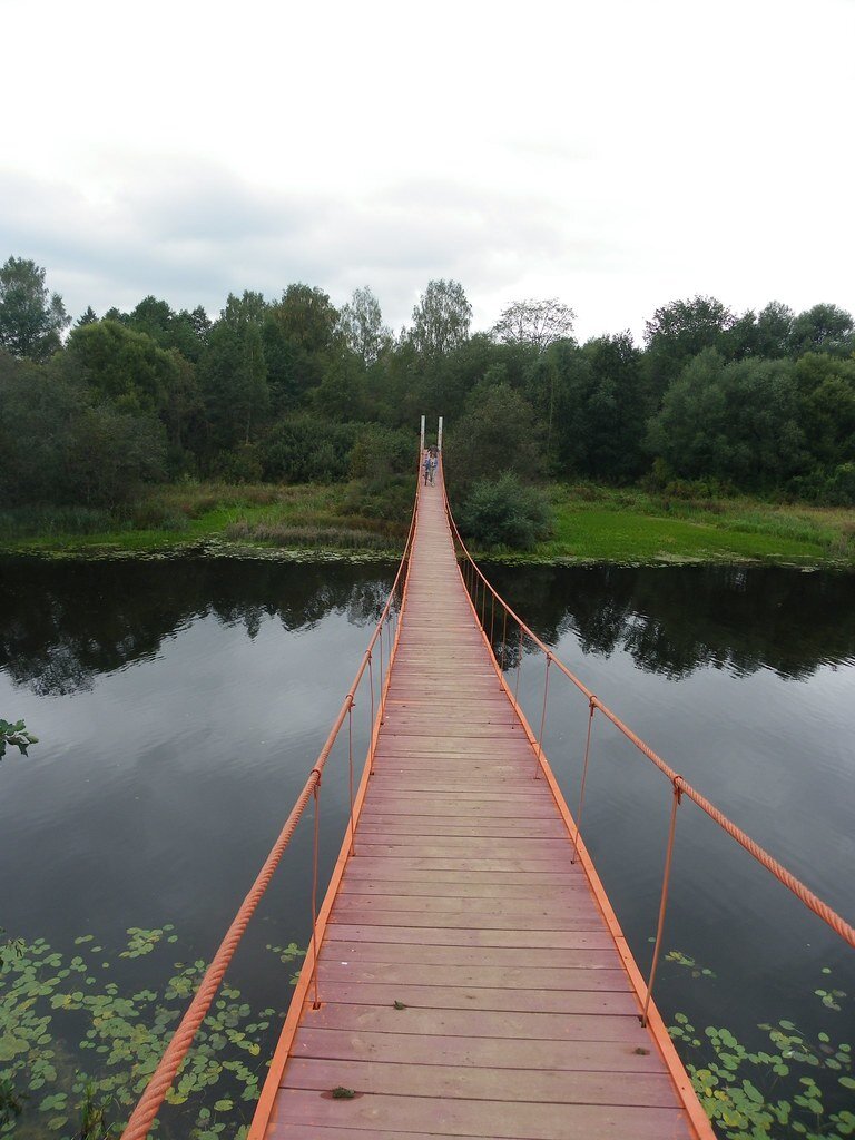 Пешеходный мост Маклаково летом.