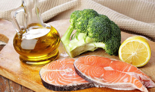 1. Фейслифтинг-диета.  Диета способствует выработке организмом собственного коллагена и  эластина, так как основа рациона – продукты с большим содержанием омега  жирных кислот (лососевые сорта рыбы, растительные масла, орехи и др.).  Не разрешено употреблять: алкоголь, кофе, жареную пищу, мучные изделия и  другие вредные углеводы. За 14 дней такого питания лицо приобретет  здоровый вид, помолодеет и восстановится после похудения.