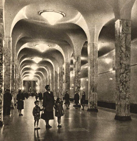 Вид станции в своей первозданности. Ныне светильники размещены по бокам, между колон.