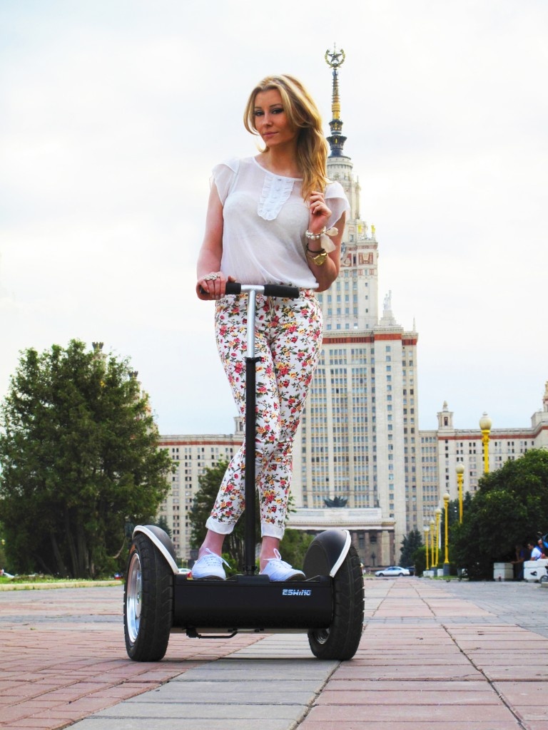 Взято из Яндекса картин, искала девчонок с гироскутерами с ручками, есть только эта.