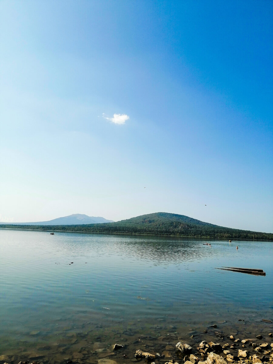 Озеро Зюраткуль. Вид на вершины Лукаш и Нургуш.