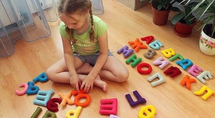 Симптомы дислексии проявляются в раннем детстве