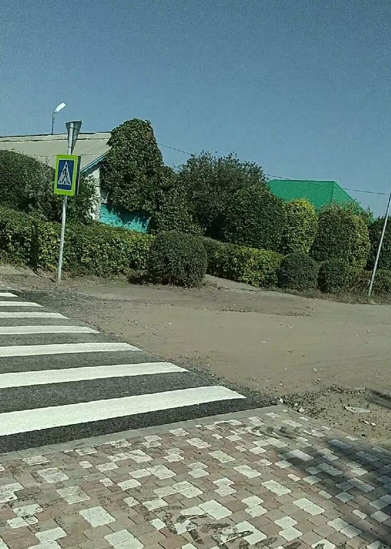 Это пешеходный переход на перекрестке... дальше асфальт заканчивается